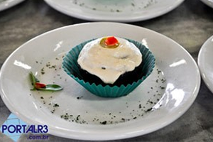 Cupcake de Arroz Preto ao Creme de Azeitonas com Manjericão